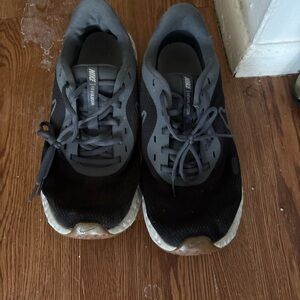 Nike Men's Black and Gray Athletic Shoes